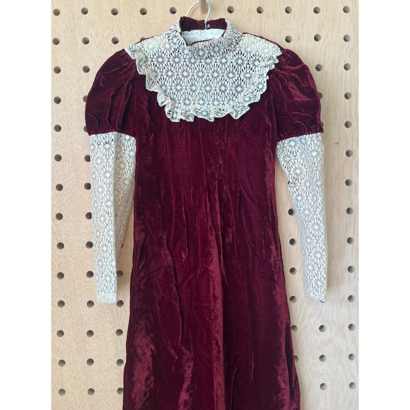 Burgundy velvet gown - Picture 2 of 5